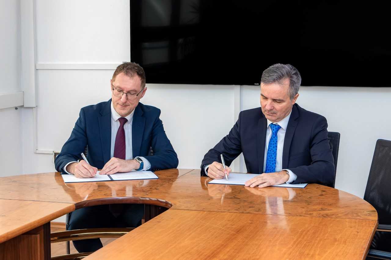 rektor EUBA prof. Ing. Ferdinand Daňo a Ján Kmeť pri podpise zmluvy