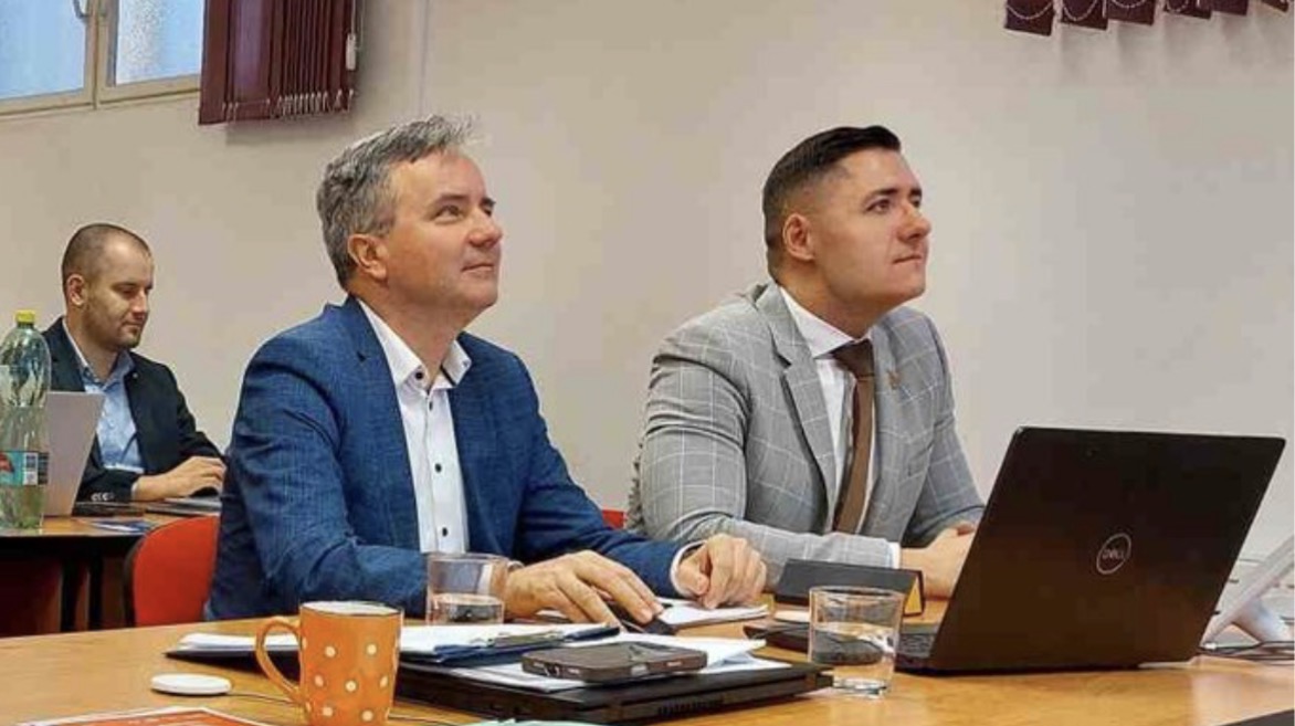 foto pána Kuníka a Kmeťa na konferencii